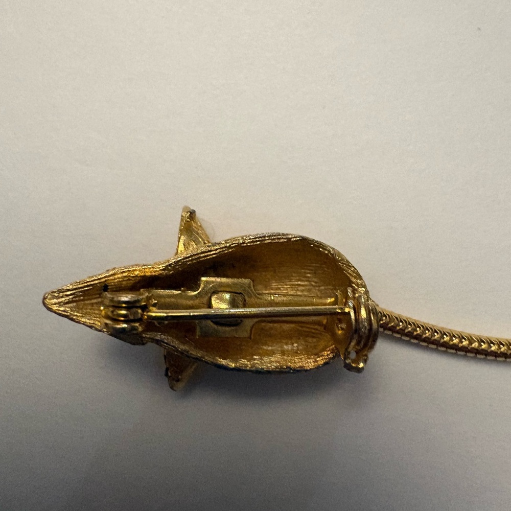 Vintage 70s Children’s Gold Mouse Pin w/ Red Eyes and Long Tail Costume Jewelry - Picture 8 of 12